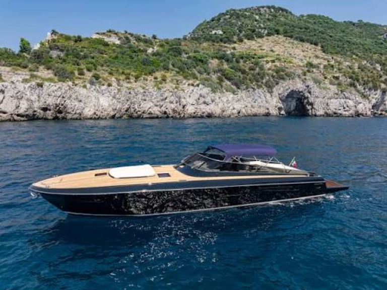 Motorová loď k pronájmu v Toúrlos za nejlepší cenu
