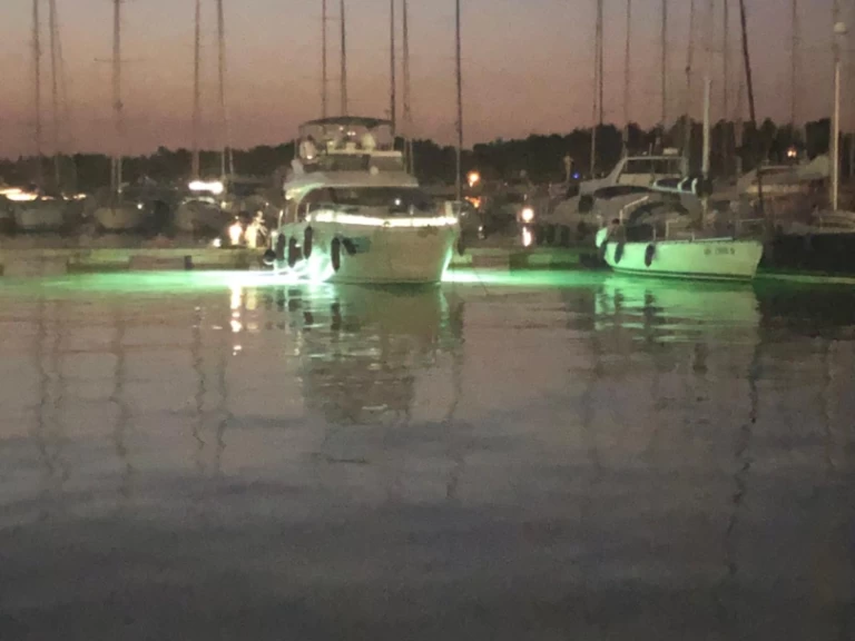 Pronajmout Motorová loď se skipperem či ne Bavaria v Šibenik 