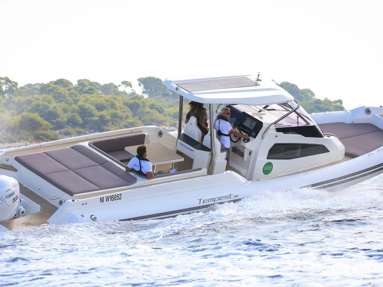 Polotuhá loď k pronájmu v Marine de Sant'Ambrogio za nejlepší cenu