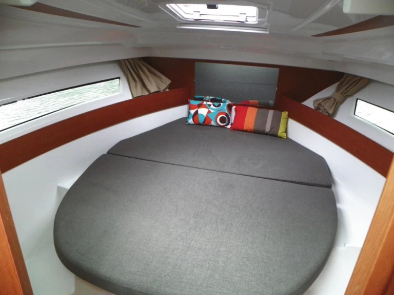 Pronájem Motorová loď Jeanneau s licencí