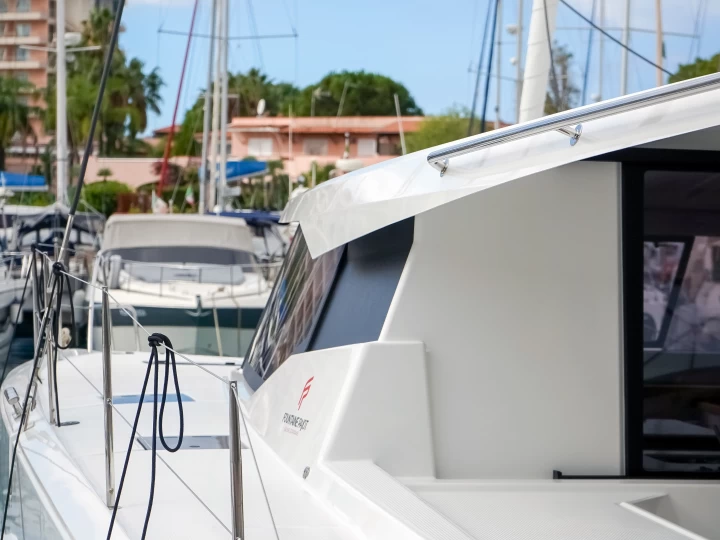 Fountaine Pajot Astrea 42 jednotlivci a charterové společnosti v Furnari