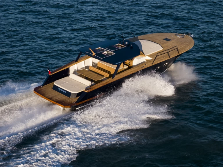 Motorová loď k pronájmu v Port de Cavalaire-sur-Mer za nejlepší cenu