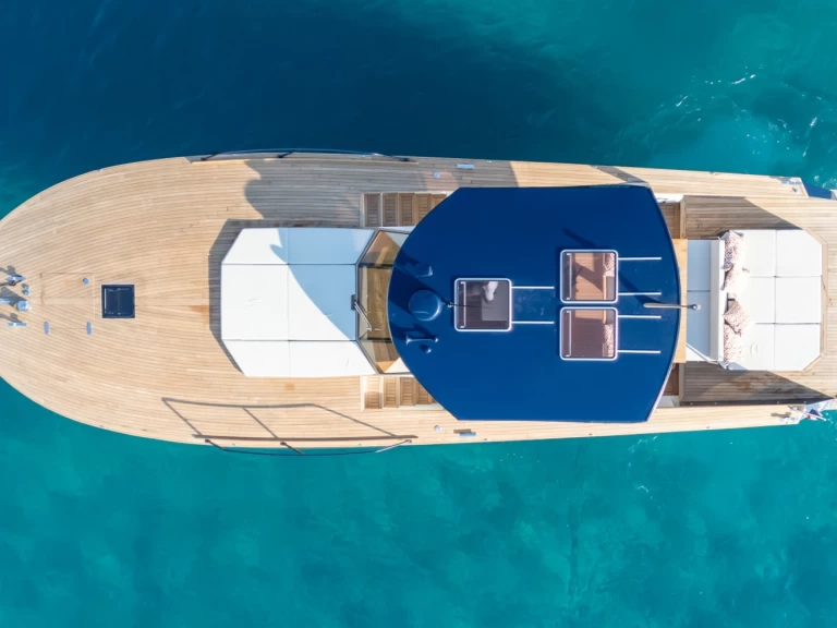 Motorová loď k pronájmu v Port de Cavalaire-sur-Mer za nejlepší cenu