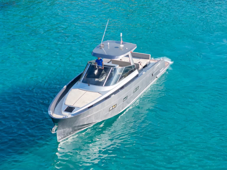 Motorová loď k pronájmu v Port de Cavalaire-sur-Mer za nejlepší cenu