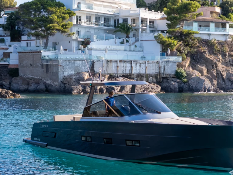Med Yacht Med48 jednotlivci a charterové společnosti v Port de Cavalaire-sur-Mer