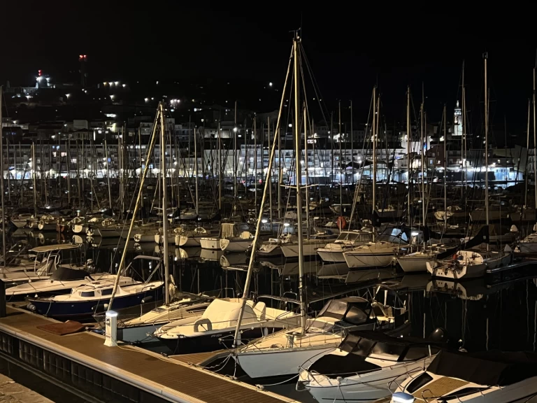 Jeanneau Sangria jednotlivci a charterové společnosti v Sète