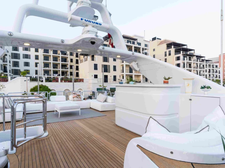 Pronájem jachty v Dubai Marina -Benetti 114 na Samboatu
