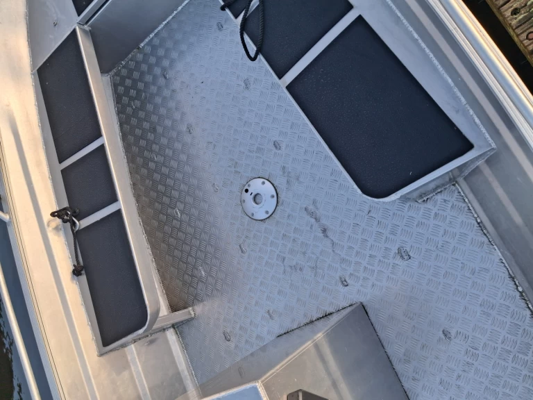 Pronájem Motorová loď qwest s licencí