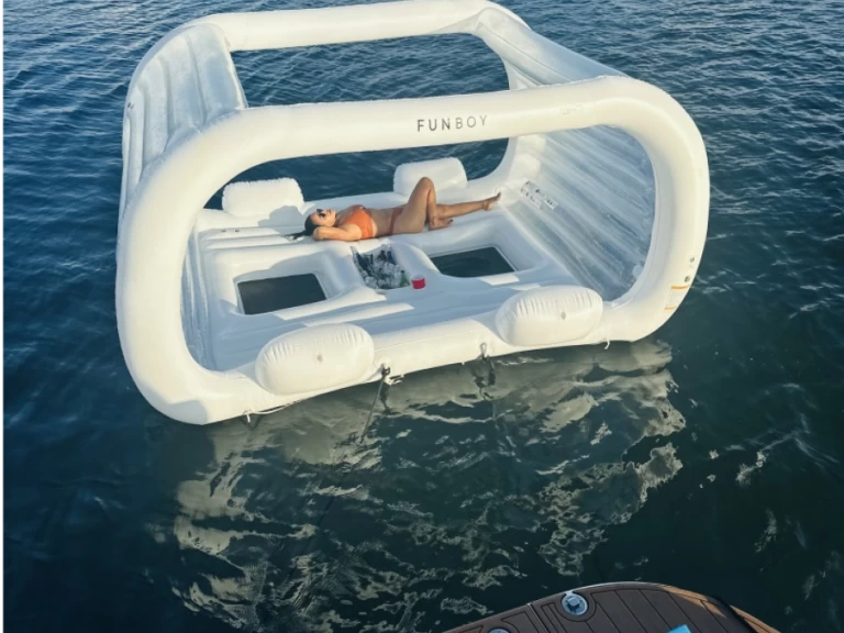 Pronájem lodi Sea Ray 450 express bridge v West Palm Beach na Samboatu