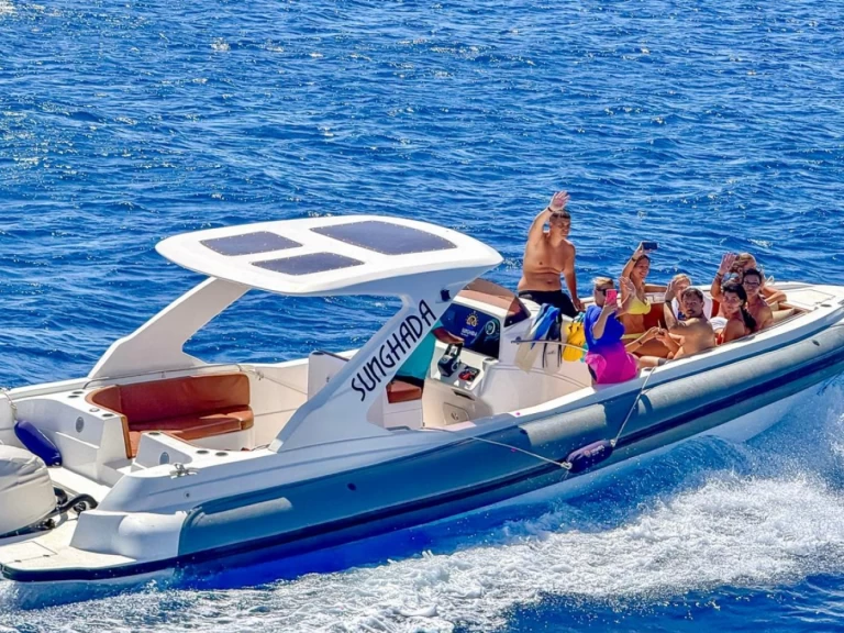 Pronájem Polotuhá loď Master s licencí