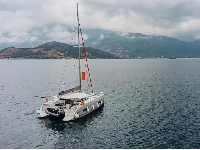 Pronájem lodi Excess Excess 11 v Nikiána na Samboatu