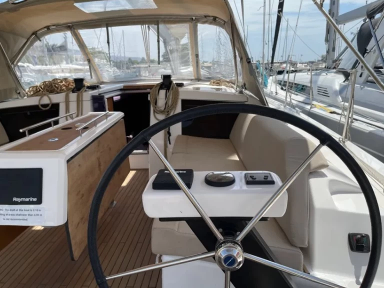Pronajmout si Dufour Dufour 430 Grand Large v Atény