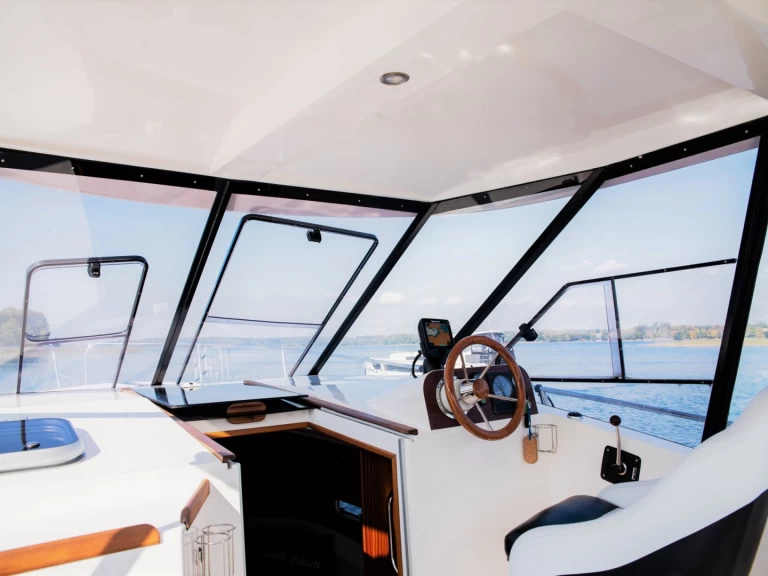 Pronájem lodi Futura 860 v Ogonki na Samboatu