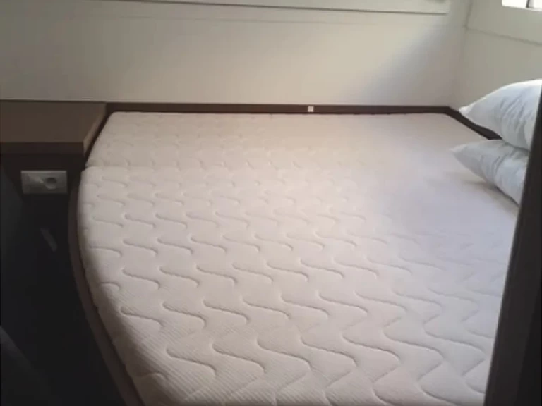 Pronajmout Katamarán se skipperem či ne Lagoon v Alimos
