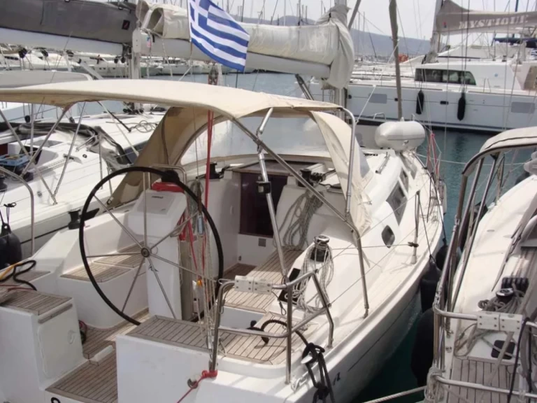 Pronajmout si Hanse Hanse 325 v Alimos