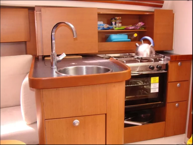 Pronájem lodi Alimos lákavé ceny Hanse 325