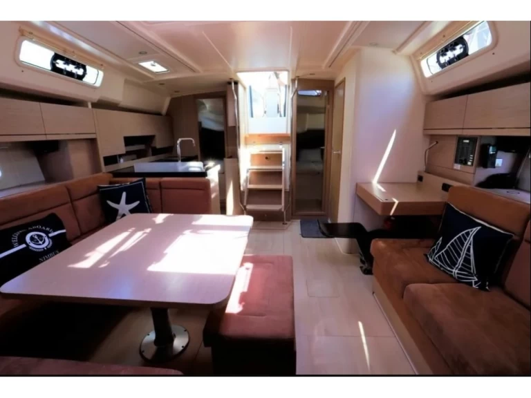 Pronajmout Plachetnice se skipperem či ne Hanse v Alimos