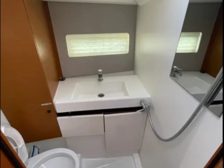 Pronajmout si Jeanneau Sun Odyssey 490 v Alimos