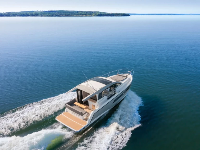 Pronájem Motorová loď Sealine s licencí