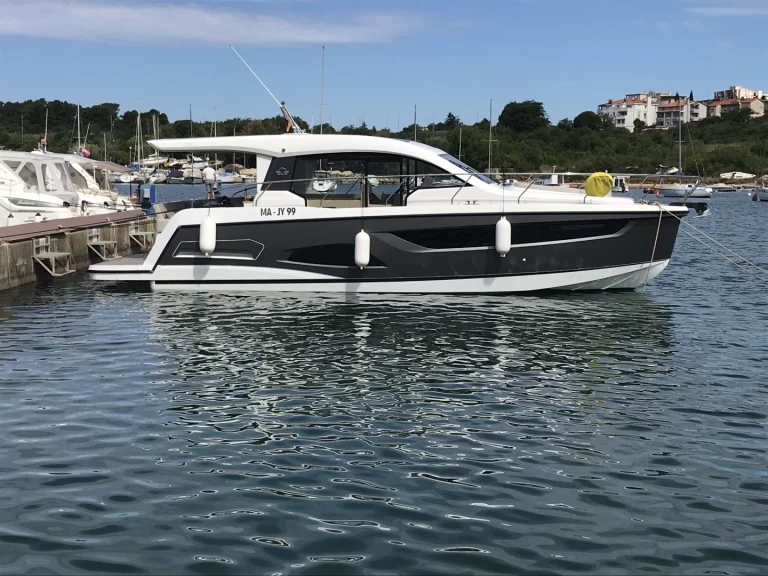Sealine Sealine C390 jednotlivci a charterové společnosti v Biograd Na Moru