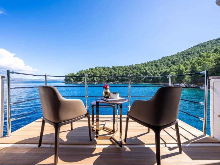 Pronajmout Jachta se skipperem či ne Custom Line v Francouzská riviéra