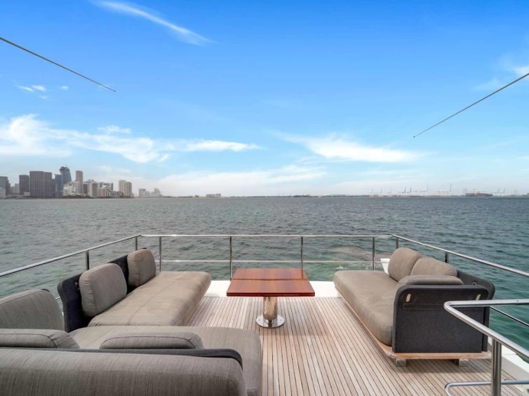 Pronájem Jachta Azimut s licencí