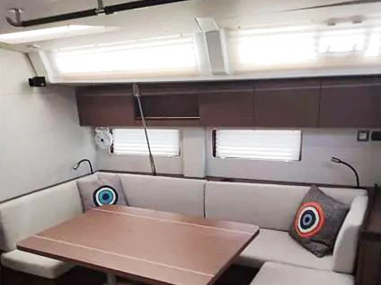 Pronajmout Plachetnice se skipperem či ne Bénéteau v Alimos