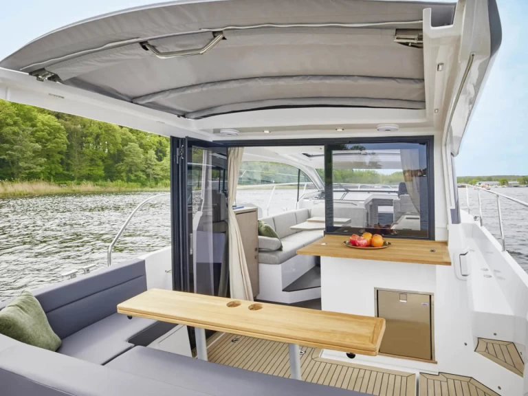 Sealine Sealine C335 jednotlivci a charterové společnosti v Biograd Na Moru