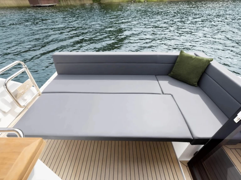 Pronájem jachty v Biograd Na Moru -Sealine Sealine C335 na Samboatu