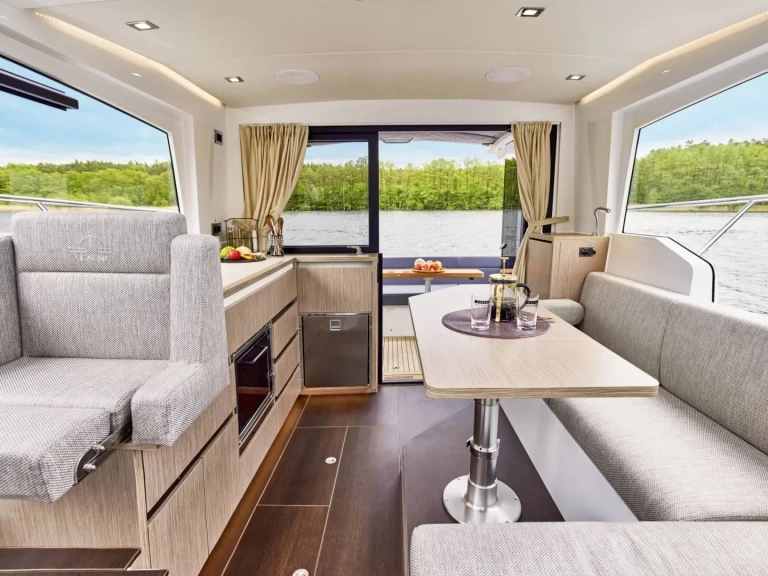 Pronajmout si Sealine Sealine C335 v Biograd Na Moru