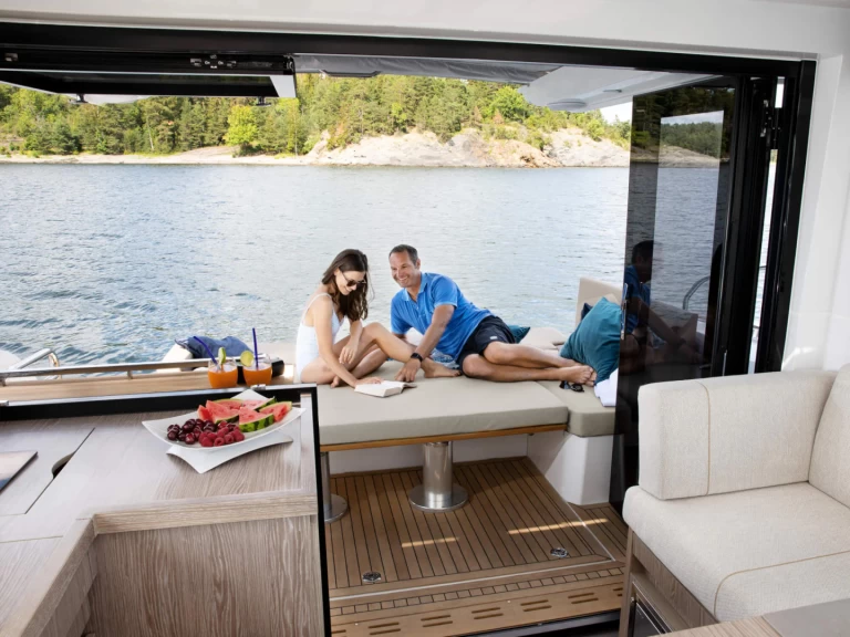 Pronajmout si Sealine Sealine C390 v Biograd Na Moru