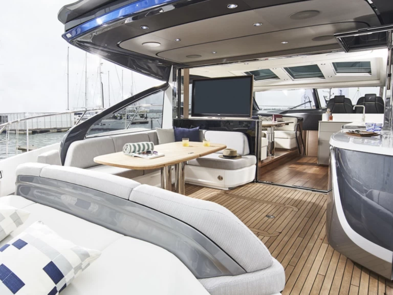 Pronajmout si Princess Princess V55 v Port de Saint Tropez