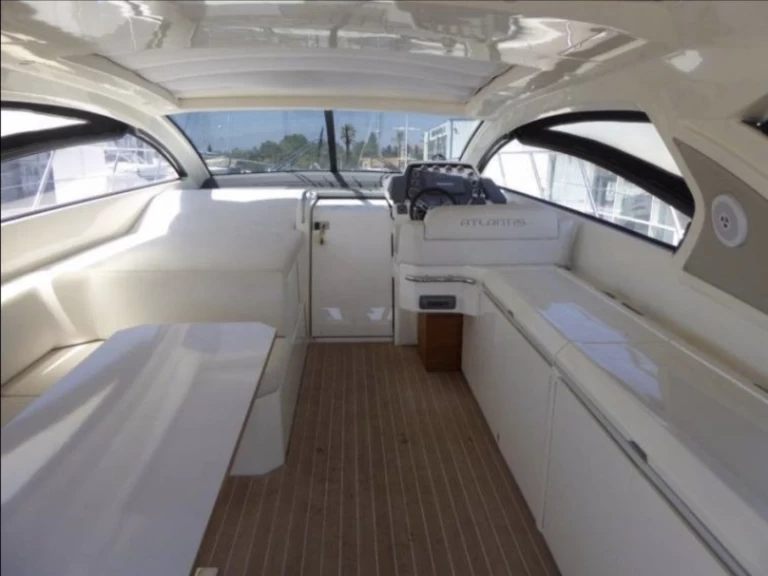 Pronájem Motorová loď Azimut s licencí