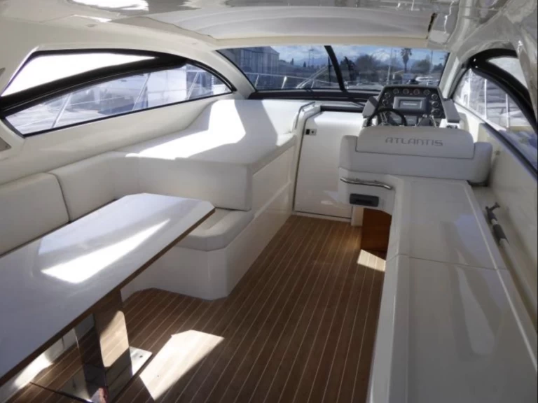 Azimut Atlantis 48 jednotlivci a charterové společnosti v Port de Saint Tropez