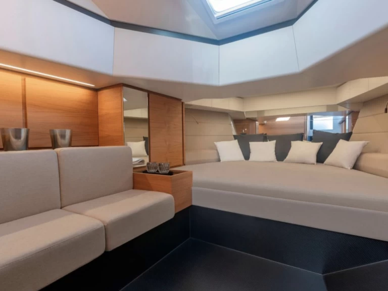 Motorová loď k pronájmu v Port de Saint Tropez za nejlepší cenu