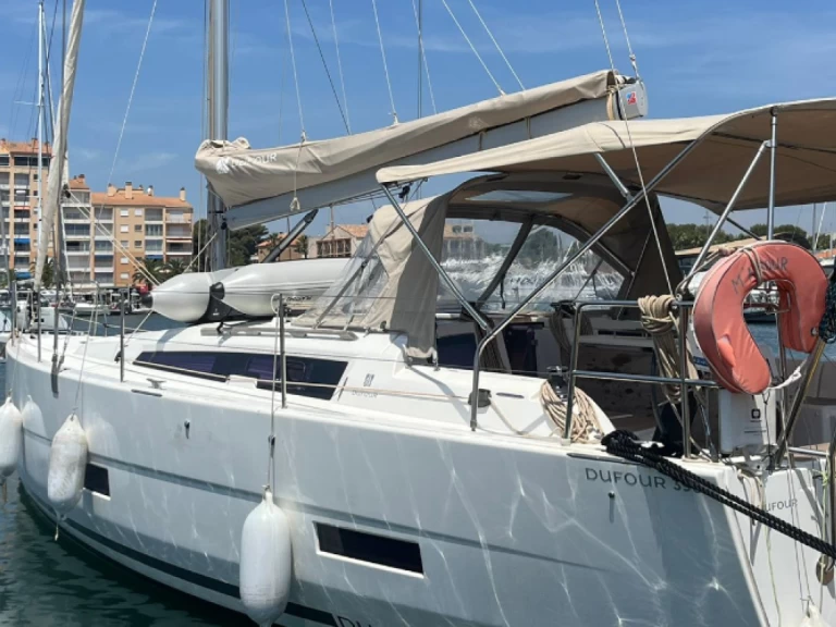 Pronajmout si 3 DUFOUR 390 v Hyeres