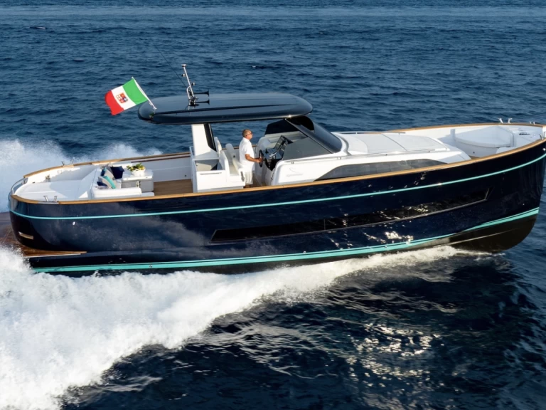 Motorová loď k pronájmu v Port de Saint Tropez za nejlepší cenu