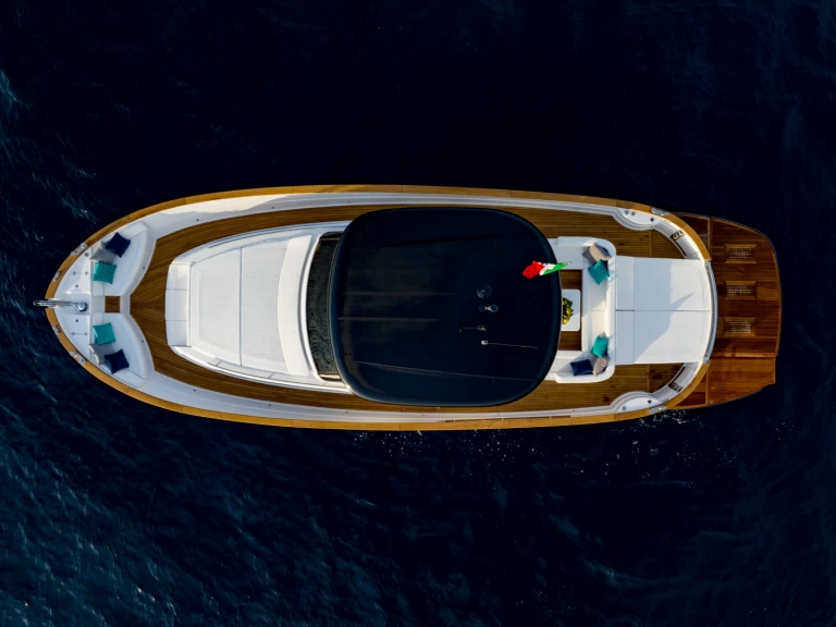 Pronajmout si Apreamare Gozzo 45  v Port de Saint Tropez