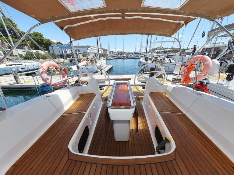 Pronajmout si Elan Impression 45 v Šibenik 