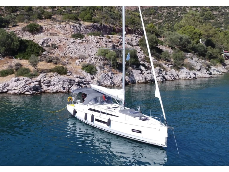 Pronajmout Plachetnice se skipperem či ne Bénéteau v Alimos