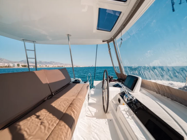 Pronájem lodi Alimos lákavé ceny Lagoon 46