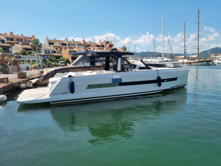 Pronájem Motorová loď v Port de Saint Tropez -Fjord Fjord 44 Open