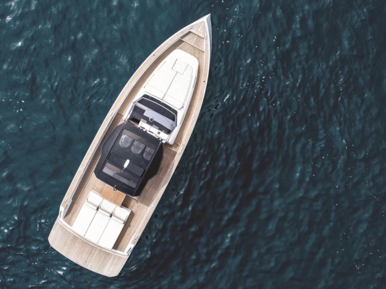 Motorová loď k pronájmu v Port de Saint Tropez za nejlepší cenu