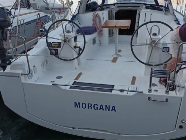 Pronajmout si Bénéteau Oceanis 38 v Furnari