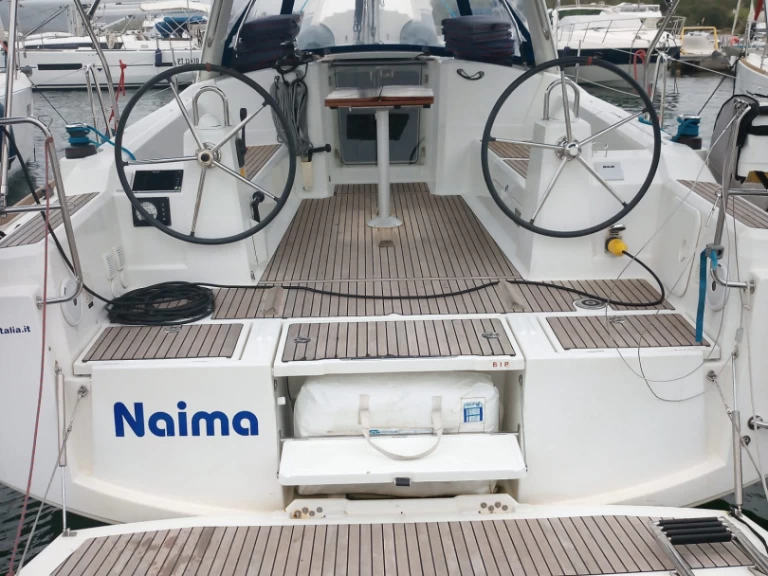 Pronajmout si Bénéteau Oceanis 38.1 v Cannigione