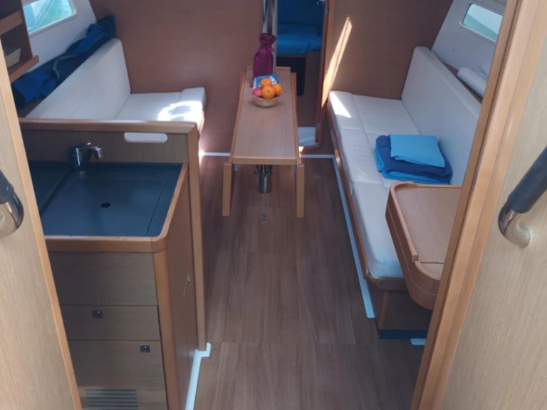 Jeanneau Sun Odyssey 319 jednotlivci a charterové společnosti v Furnari