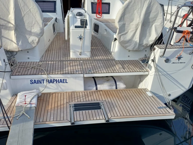 Pronajmout si Jeanneau Sun Odyssey 410 v Procida