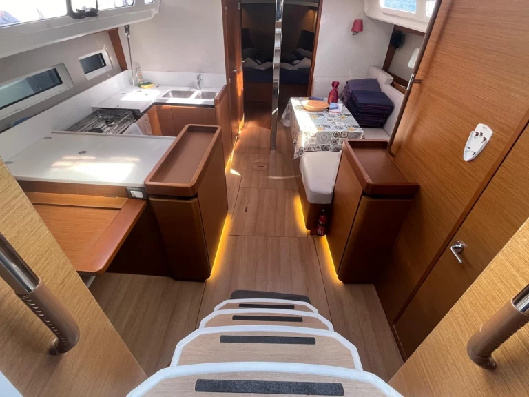 Jeanneau Sun Odyssey 440 jednotlivci a charterové společnosti v Cannigione