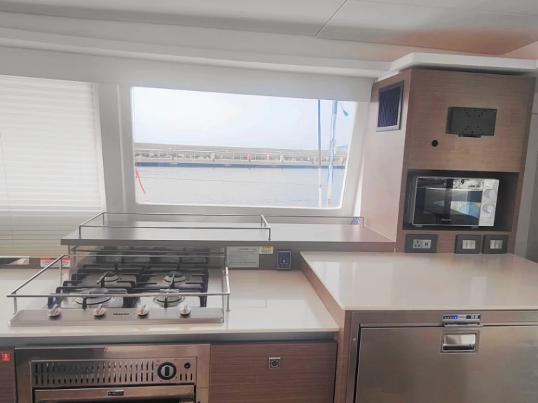 Pronajmout si Leopard Catamarans / Robertson & Caine Leopard 50 - 5 + 1 cab v Procida