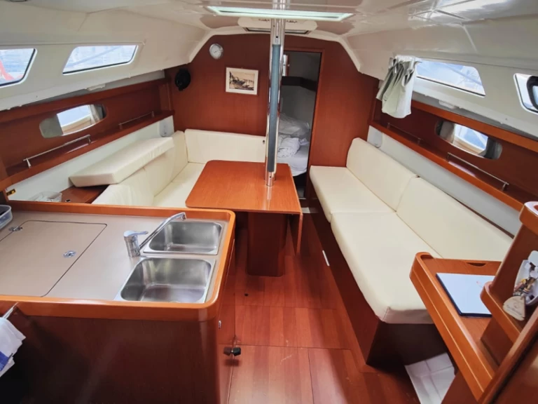 Pronájem lodi Procida lákavé ceny Oceanis 31